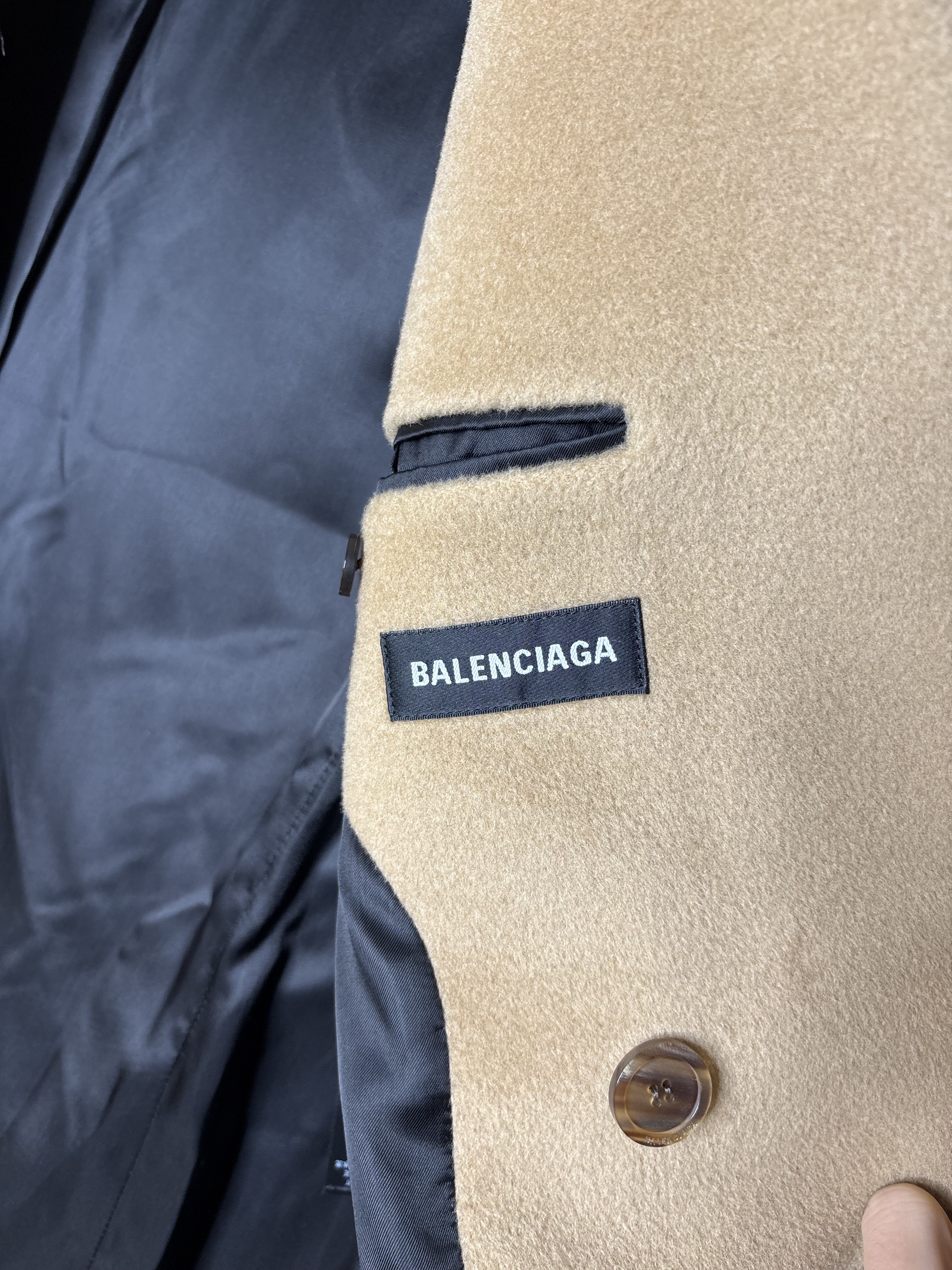 Balenciaga F/W'2019 Heavy Beige Padded Sleeves Overcoat